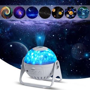 Projetor de céu estrelado com luzes azuis e efeitos de galáxias, mostrando diferentes imagens de espaço e estrelas em cima do dispositivo.