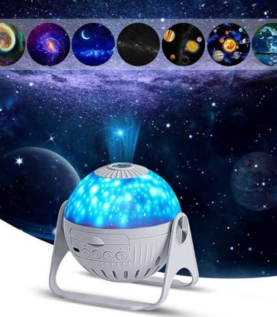Projetor de céu estrelado com luzes azuis e efeitos de galáxias, mostrando diferentes imagens de espaço e estrelas em cima do dispositivo.