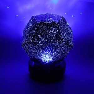 Projetor de constelações em forma de dodecaedro com luzes LED que projeta estrelas e constelações no teto, ideal para decoração educativa e científica.