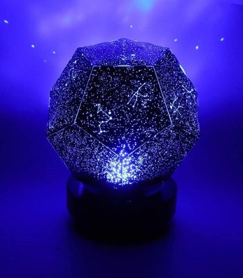 Projetor de constelações em forma de dodecaedro com luzes LED que projeta estrelas e constelações no teto, ideal para decoração educativa e científica.
