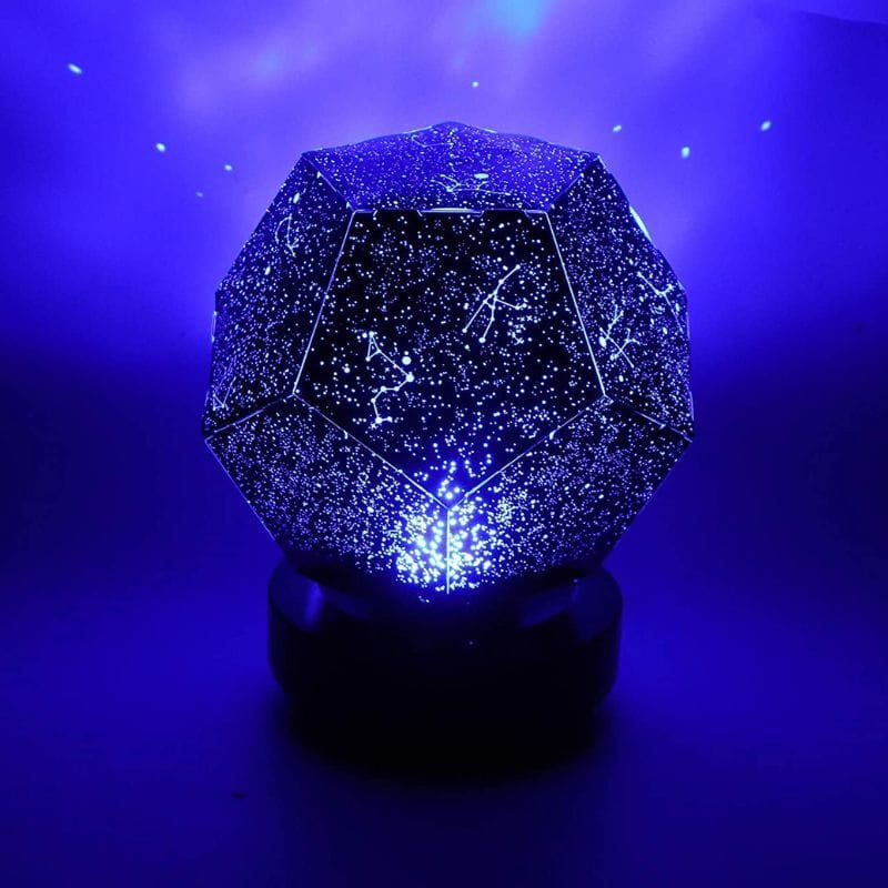 Projetor de constelações em forma de dodecaedro com luzes LED que projeta estrelas e constelações no teto, ideal para decoração educativa e científica.