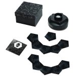 Conjunto de peças de projeção de constelações com caixa, base de projeção e peças de diferentes formas e tamanhos com padrão de estrelas.