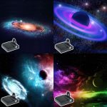 Quatro imagens de projeções de espaço com galáxias, planetas e nebulosas, cada uma com um projetor portátil em primeiro plano.