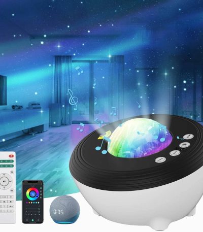 Projetor de céu estrelado com luzes LED coloridas, controle remoto, altifalante e aplicação móvel, projetando estrelas e galáxias no teto de um quarto escuro.