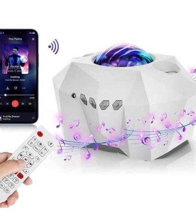 Projetor de estrelas com luzes LED coloridas, controlado por comando remoto, exibindo música no telemóvel conectado via Bluetooth.