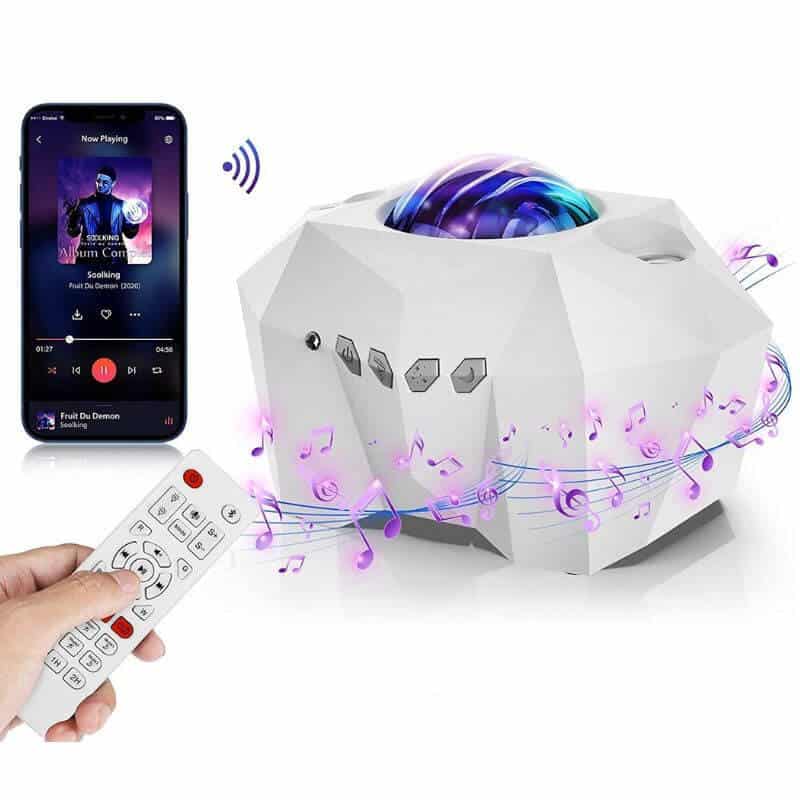 Projetor de estrelas com luzes LED coloridas, controlado por comando remoto, exibindo música no telemóvel conectado via Bluetooth.