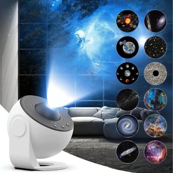 Projetor de galáxia com várias projeções de estrelas, planetas e nebulosas, exibido numa sala escura com sofá ao fundo.