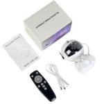 Projetor de nebulosa com corpo branco, lente grande, controle remoto, cabo USB e base decorativa de astronauta com detalhes dourados.