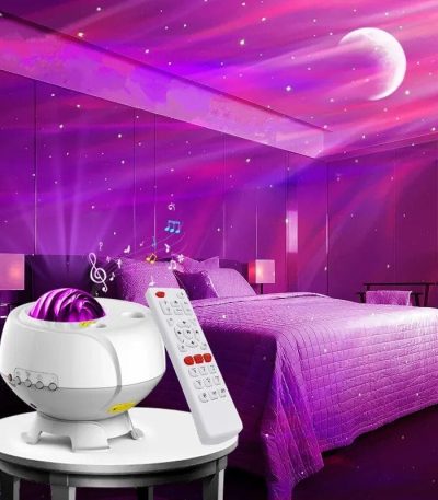 Projetor de galáxias e nebulosas a projetar no teto de um quarto escuro, com luzes de estrelas e uma lua visível.