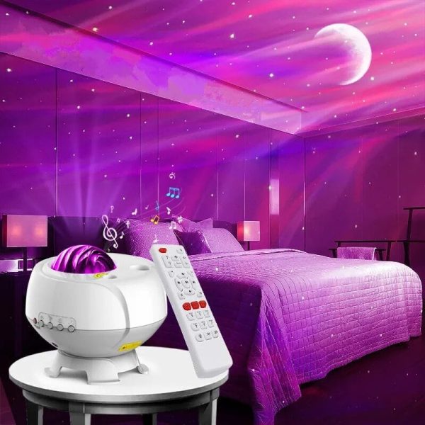 Projetor de galáxias e nebulosas a projetar no teto de um quarto escuro, com luzes de estrelas e uma lua visível.