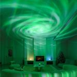 Projeção de luzes verdes e brancas em forma de aurora boreal no teto de uma sala de estar, criando efeito de céu estrelado.