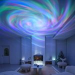 Projeção de luzes coloridas em forma de galáxias e nebulosas no teto de uma sala de estar moderna, com decoração minimalista e uma árvore de Natal ao lado.