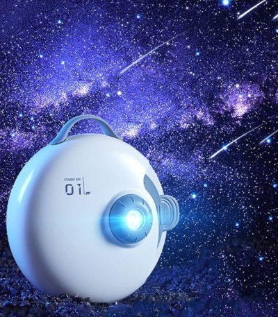 Projetor LED com forma de esfera, projetando estrelas e galáxias no teto escuro, com detalhes visíveis na lente e na superfície.