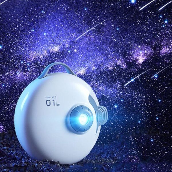 Projetor LED com forma de esfera, projetando estrelas e galáxias no teto escuro, com detalhes visíveis na lente e na superfície.