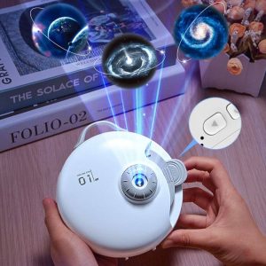 Projetor LED galáxia projetando imagens de estrelas, galáxias e nebulosas no teto, com controle remoto visível na mão.