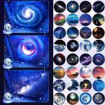 Projetor LED galáxia a projetar diferentes imagens do universo, incluindo galáxias, estrelas, astronautas e paisagens celestiais, com várias opções de projeção.