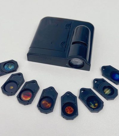 Conjunto de lentes e projetor portátil para exibir imagens do Sistema Solar em diferentes ângulos e detalhes, com caixa de armazenamento compacta.