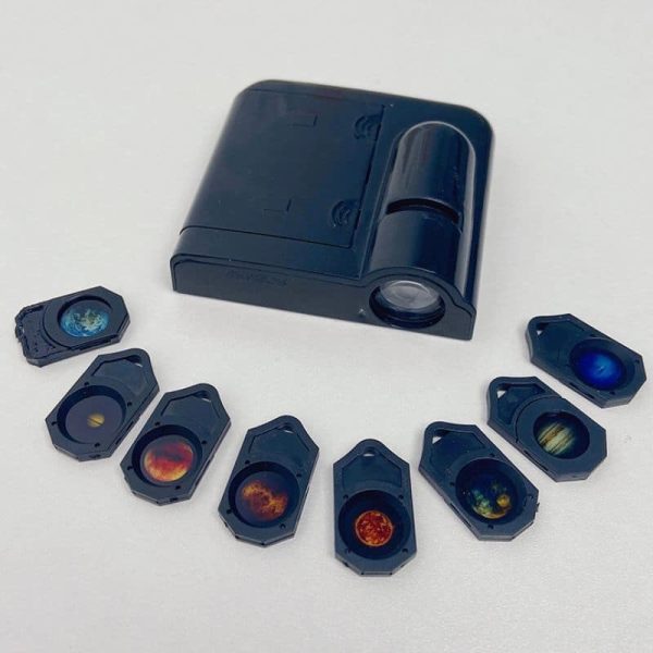 Conjunto de lentes e projetor portátil para exibir imagens do Sistema Solar em diferentes ângulos e detalhes, com caixa de armazenamento compacta.