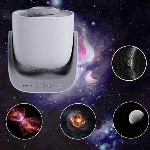 Projetor de estrelas e galáxias com projeções de espaço, incluindo nebulosas, galáxias, planetas e estrelas, sobre fundo de espaço cósmico.
