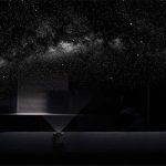 Projetor de estrelas a projetar o céu noturno na parede, com luz suave e detalhes de constelações visíveis.