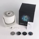 Projetor Galaxy Lite com caixa, cabos, e quatro discos de projeção com temas astronómicos e planetas.