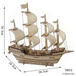 Modelo de barco de madeira em miniatura com velas e bandeiras, vista frontal e lateral, com dimensões indicadas.