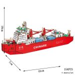Modelo de barco de carga em miniatura com detalhes coloridos, incluindo guindastes e cabines, visto de lado com dimensões indicadas.