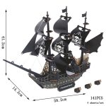 Barco de pirata em miniatura com velas pretas, skull e bandeiras, incluindo peças de encaixe e detalhes decorativos.