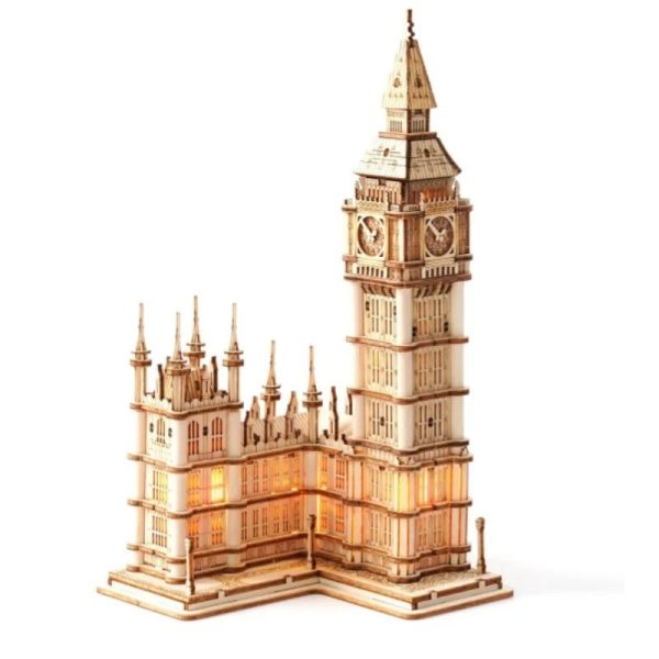 Modelo de madeira do Big Ben com detalhes arquitetónicos, iluminação interna e base de suporte.