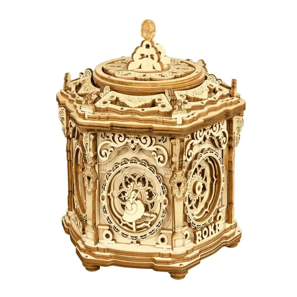 Caixa de música de madeira com detalhes intricados, mostrada de frente, com partes móveis visíveis e acabamento natural.