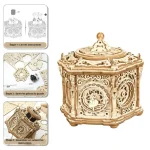 Peças de madeira do puzzle com detalhes intricados, incluindo engrenagens e elementos decorativos, além de instruções ilustradas para montagem.