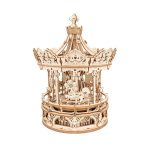 Modelo de carrossel vintage em madeira, com detalhes ornamentais e cavalos de brinquedo, visto de frente.