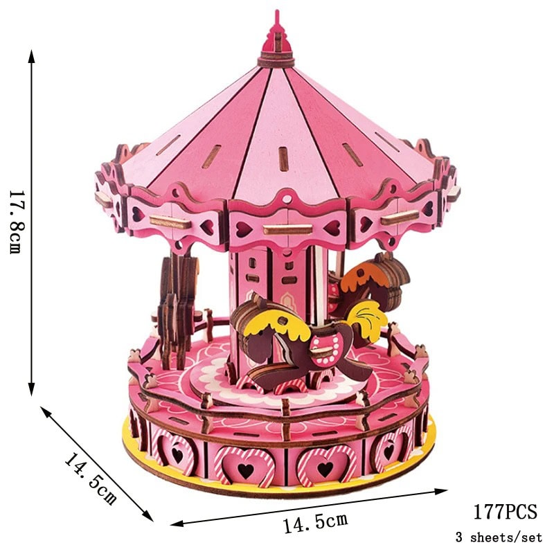 Carrossel de madeira rosa com cavalos Carrossel de madeira rosa com cavalos decorativos, detalhes em amarelo e marrom, medindo aproximadamente 17,8 cm de altura e 14,5 cm de diâmetro.