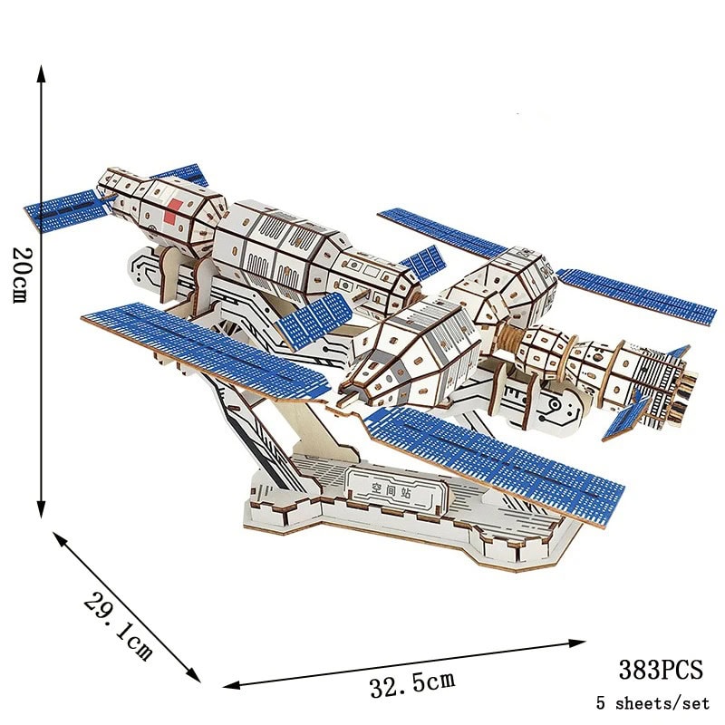 Puzzle 3D Estação Espacial Chinesa Modelo de estação espacial chinesa em peças de madeira com painéis solares azuis e detalhes em branco, vista de cima com dimensões indicadas.