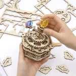 Mãos a montar um puzzle 3D de um globo com peças de madeira, incluindo engrenagens e partes decorativas, com peças adicionais ao redor.