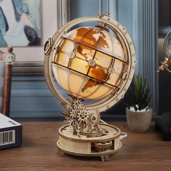 Globo terrestre 3D com iluminação, detalhes de continentes e meridianos visíveis, base de engrenagens e estrutura de suporte.
