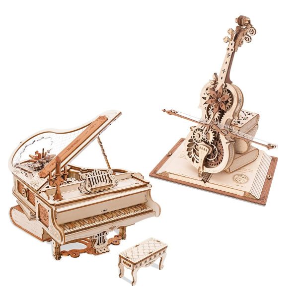 Modelo de instrumento musical de madeira com engrenagens e mecanismo de cordas, incluindo um piano e um violino, com detalhes intricados e peças móveis.