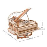 Miniatura de piano de madeira com detalhes intricados, incluindo teclas, pedais e suporte, com dimensões indicadas em centímetros.