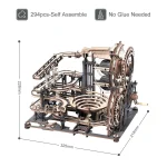 Estrutura de labirinto 3D de madeira com várias curvas e plataformas, incluindo uma bola de metal na parte superior, medindo 228mm de altura e 325mm de comprimento.