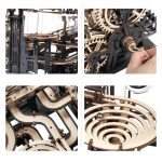 Conjunto de peças de madeira para montar um labirinto 3D com uma bola, incluindo engrenagens, pistas e estrutura de suporte.