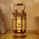 Lanterna de madeira com detalhes em metal, iluminada por luz LED amarela, em ambiente interior com fundo desfocado de luzes difusas.