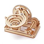 Conjunto de engrenagens de madeira, incluindo uma roda de espiral, engrenagens e eixo, parte de um puzzle mecânico educativo.