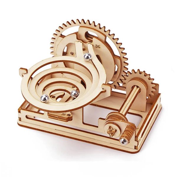 Conjunto de engrenagens de madeira, incluindo uma roda de espiral, engrenagens e eixo, parte de um puzzle mecânico educativo.