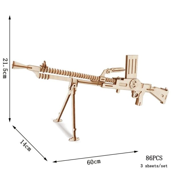 Modelo de arma de brinquedo em madeira com detalhes, incluindo bipé, mira e carregador, medindo aproximadamente 60cm de comprimento.