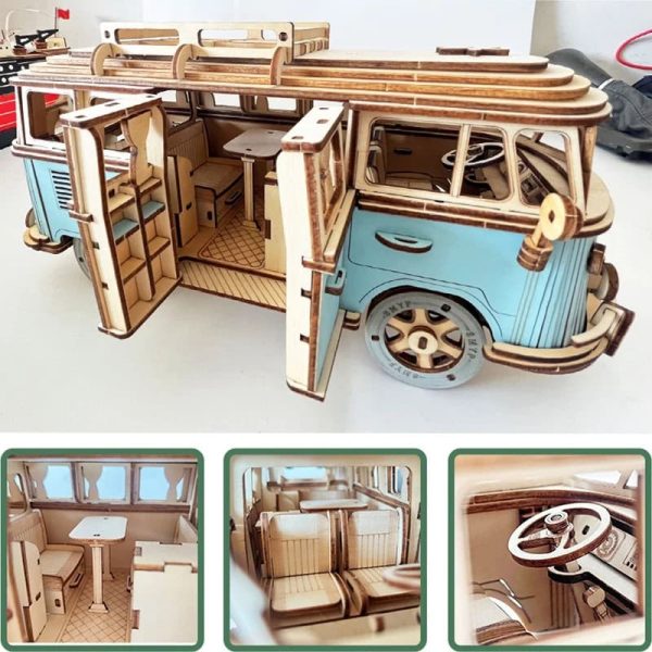 Miniatura de camião de madeira com detalhes internos e exteriores visíveis, incluindo assentos, volante e portas abertas, mostrando o design detalhado do modelo.