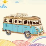 Mini van de madeira em cores azul e creme, vista lateral com detalhes do teto e janelas, peça de puzzle 3D para montagem.