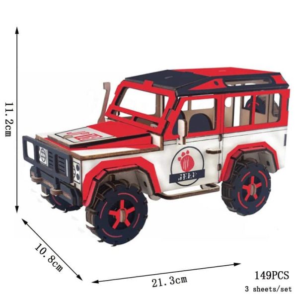 Modelo de SUV em madeira com detalhes em vermelho, preto e branco, com dimensões indicadas e rodas detalhadas, ideal para montagem educativa.