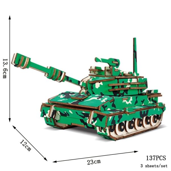 Modelo de tanque de guerra em miniatura feito de peças de madeira com padrão de camuflagem verde, preto e castanho, mostrando detalhes do canhão, torre e rodas.