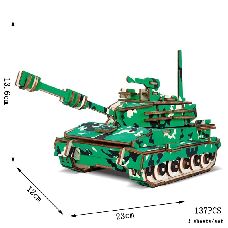 Puzzle 3D Tanque de Guerra em Modelo de Madeira Modelo de tanque de guerra em miniatura feito de peças de madeira com padrão de camuflagem verde, preto e castanho, mostrando detalhes do canhão, torre e rodas.