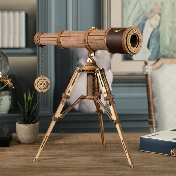Telescópio de madeira com tripé ajustável, detalhes em metal e lente de observação, decorativo para ciência e astronomia.